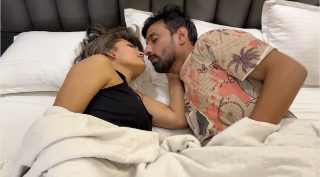 The husband told his wife at night that he can't sleep, let's have sex.