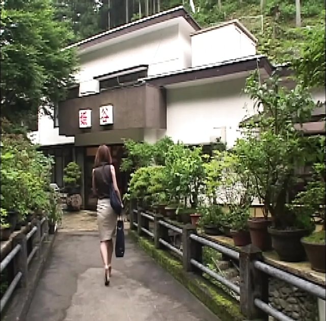 P128G08 A wife who loses her home to her husband's debt and ends up working at a friend's hot spring inn! A naughty lower body you want to!
