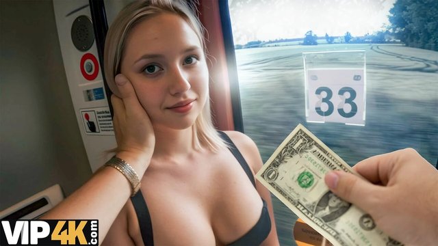 金发美女在火车站厕所口交