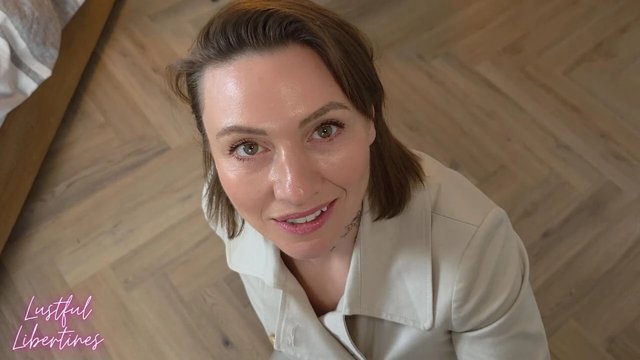 我意外订到了继母，她为什么不离开？想到要和我做爱，她成熟多毛的阴户湿透了
