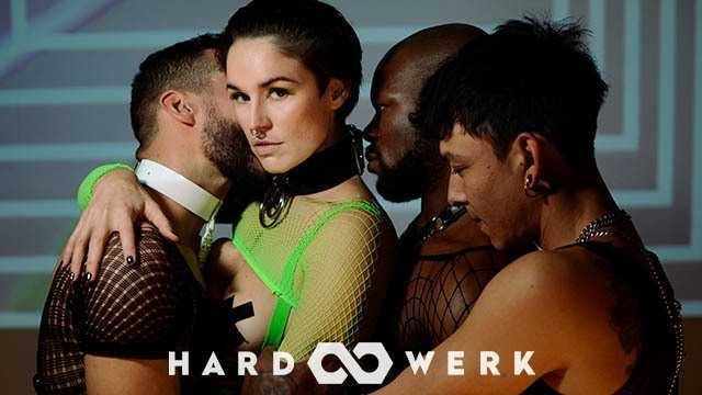 三个不同角度的轮奸快感——苗条丰满的棕发女郎用多根鸡巴喂她湿漉漉的阴部