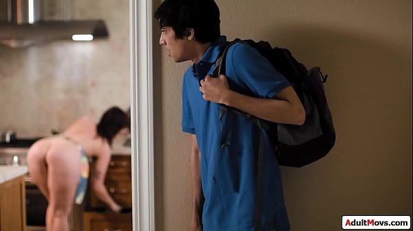 继子在厨房发现丰满继母裸体，为保密她让他吮吸乳房并肛交